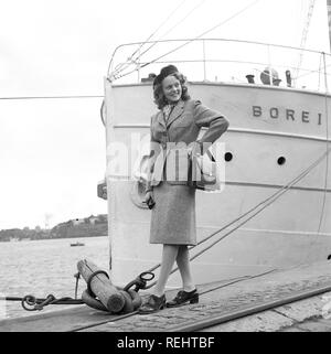 Le donne della moda nel 1940s. Una giovane donna in un tipico degli anni quaranta giacca e gonna, con abbinamento di hat, calzature, guanti e borsa. Foto Kristoffersson Ref V77-4. La Svezia 1947 Foto Stock