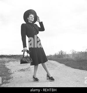 Le donne della moda nel 1940s. Una giovane donna in un tipico degli anni quaranta rivestire con abbinamento di hat, calzature, guanti e borsa. Foto Kristoffersson Ref V77-6. La Svezia 1947 Foto Stock