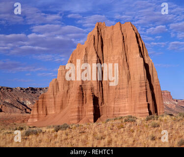 Stati Uniti d'America, Utah, Capitol Reef National Park, il Tempio del Sole è un monolito composta di morbida arenaria Entrada nella bassa valle della Cattedrale. Foto Stock