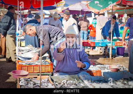 Oued Laou, Chefchaouen, Marocco - 3 Novembre 2018: fornitore di pesce ci offre i suoi prodotti nel souk di O.L., un mercato che viene installata in ogni sabato Foto Stock