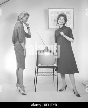 La televisione negli anni cinquanta. Due giovani donne sono in piedi vestito in un tipico 50s abito accanto a un televisore con un tabella antenna sulla sommità di esso. Nel 1952 1,4 milioni di famiglie in Gran Bretagna aveva un televisore. Foto Kristoffersson ref BZ26-3. La Svezia 1952 Foto Stock