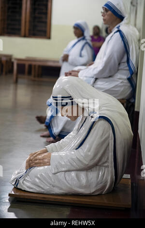 Statua di Madre Teresa nella cappella della Casa Madre, il quartier generale per i missionari e le Missionarie della Carità Foto Stock