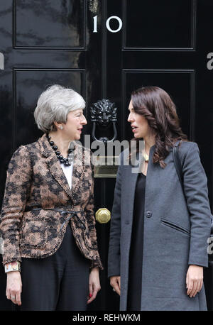 Il Primo Ministro inglese Theresa Maggio (L) è visto a parlare con il Primo Ministro neozelandese Jacinda Ardern (R) sui passi del n. 10 di Downing Street. Foto Stock