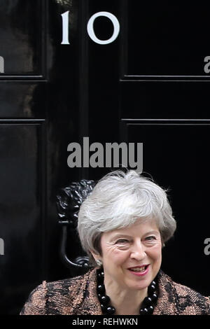 Il Primo Ministro inglese Theresa Maggio è visto al di fuori di n. 10 di Downing Street. Foto Stock