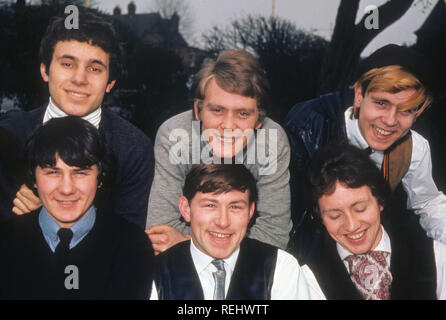 JIMMY POWELL E CINQUE DIMENSIONI UK gruppo pop circa 1964 con Powell in basso al centro Foto Stock