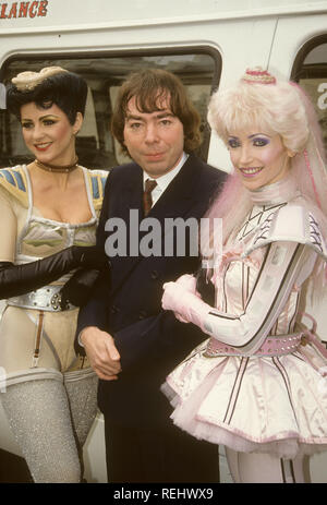 STARLIGHT EXPRESS compositore Andrew Lloyd Webber con due membri del cast in 1984 Foto Stock