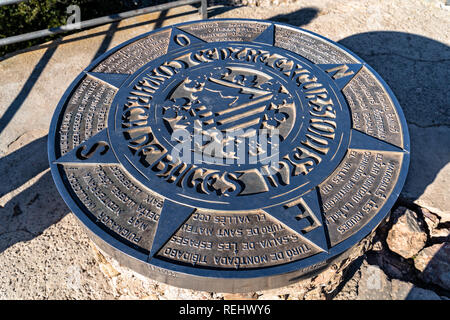 Punto di vista di vertice. Bandiera della parte superiore di Sant Jeroni (1273m) dalla montagna di Montserrat, Barcellona, ​​Spain Foto Stock