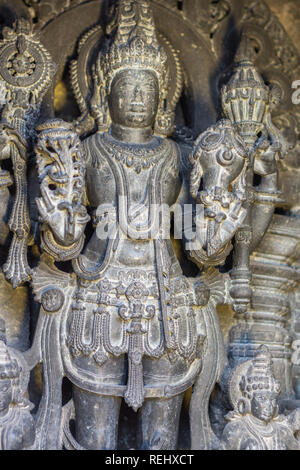 Belur, Karnataka, India - 2 Novembre 2013: Tempio di Chennakeshava edificio. Primo piano della imbiancato in pietra nera ben conservato di scultura del signore Vishnu o Foto Stock