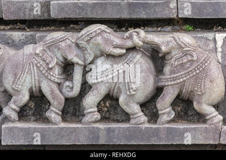 Belur, Karnataka, India - 2 Novembre 2013: Tempio di Chennakeshava edificio. Zoccolo in pietra di tre elefanti di combattimento. Foto Stock