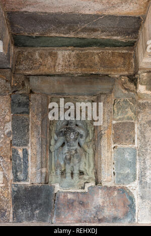 Belur, Karnataka, India - 2 Novembre 2013: Tempio di Chennakeshava edificio. Statua di Pietra del signore Vishnu sulla parete del tempio. Foto Stock