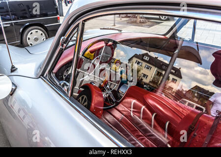 In Germania, il Limburgo - APR 2017: Argento Porsche 356 Coupe 1948 in Limburg an der Lahn, Hesse, Germania. Foto Stock