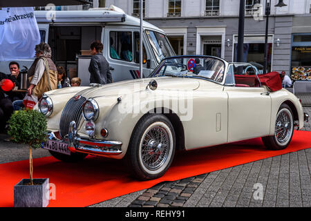 In Germania, il Limburgo - APR 2017: avorio Jaguar XK120 XK140 XK150 ROADSTER CABRIO 1948 in Limburg an der Lahn, Hesse, Germania. Foto Stock