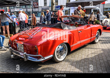 In Germania, il Limburgo - APR 2017: rosso VW VOLKSWAGEN-Karmann Ghia TYP 14 Cabrio Cabrio 1955 in Limburg an der Lahn, Hesse, Germania. Foto Stock