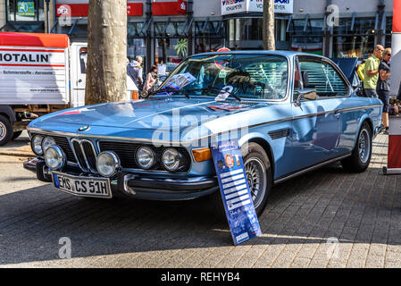 In Germania, il Limburgo - APR 2017: blu BMW E9 NUOVI SEI CS 2800CS COUPE CABRIO 1968 in Limburg an der Lahn, Hesse, Germania. Foto Stock