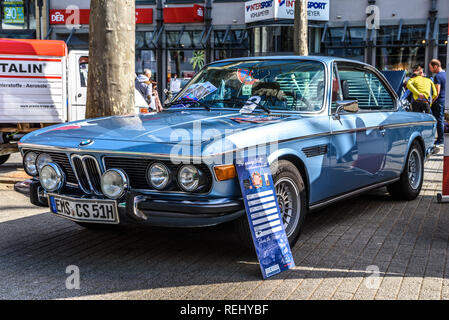 In Germania, il Limburgo - APR 2017: blu BMW E9 NUOVI SEI CS 2800CS COUPE CABRIO 1968 in Limburg an der Lahn, Hesse, Germania. Foto Stock