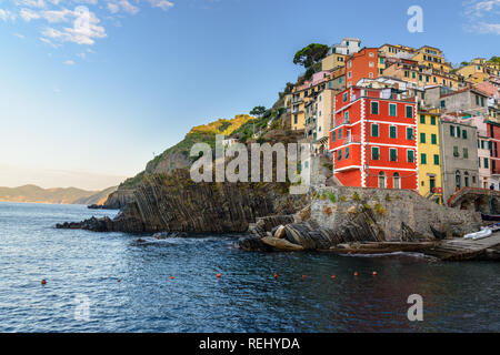 Vista di Riomaggiore in costa della Liguria Cinque Terre. Italia Foto Stock