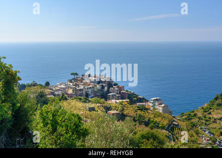 Vista di Corniglia dalla montagna in costa della Liguria Cinque Terre. Italia Foto Stock