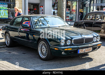 In Germania, il Limburgo - APR 2017: verde scuro Jaguar X308 XJ 1997 Limburg an der Lahn, Hesse, Germania. Foto Stock