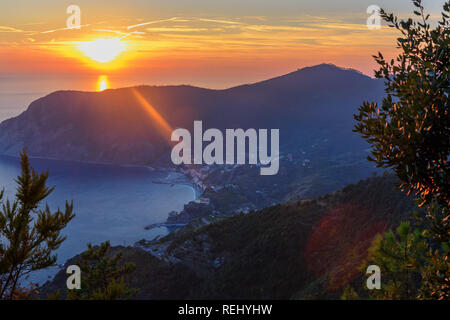 Vista di Monterosso al mare e Punta Mesco dalla montagna al tramonto. Cinque Terre. Italia Foto Stock