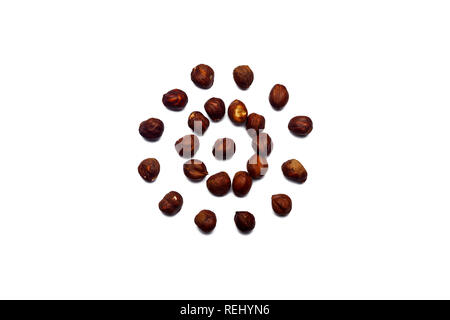 Una raccolta di nocciole si trovano nella forma di un cerchio o sun isolato su un fondo bianco con un tracciato di ritaglio. Modello di nocciole Foto Stock