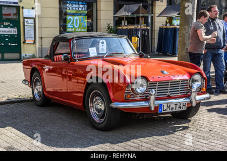 In Germania, il Limburgo - APR 2017: rosso TRIUMPH TR4 TR5 1961 in Limburg an der Lahn, Hesse, Germania. Foto Stock