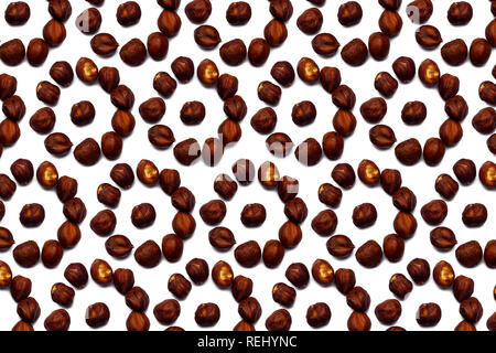 Una raccolta di nocciole si trovano nella forma di un cerchio o sun isolato su un fondo bianco con un tracciato di ritaglio. Modello di nocciole Foto Stock