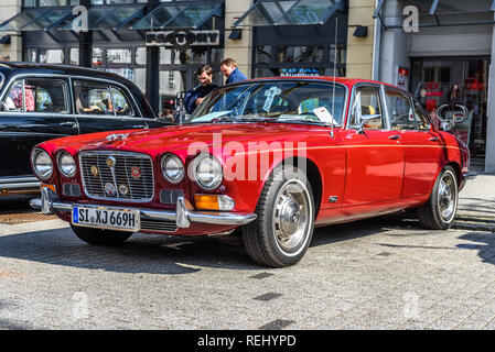 In Germania, il Limburgo - APR 2017: red JAGUAR XJ COUPE XJ-C, XJ6-C, XJ12-C 1975 in Limburg an der Lahn, Hesse, Germania. Foto Stock