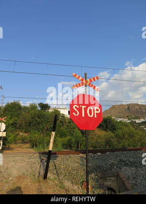 In vecchio stile incrocio ferroviario segnale di avvertimento Foto Stock