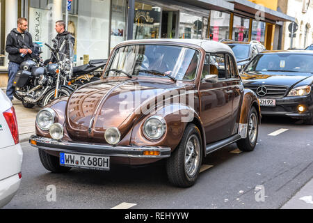 In Germania, il Limburgo - APR 2017: brown VW Volkswagen maggiolino TIPO 1 1302 1971 in Limburg an der Lahn, Hesse, Germania. Foto Stock