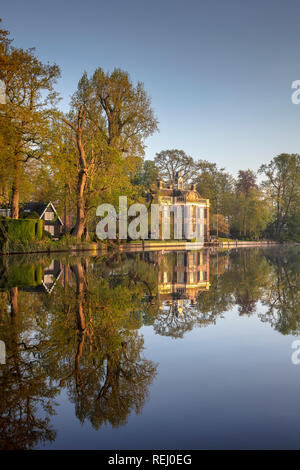 I Paesi Bassi, Nieuwersluis, Vecht river. Rurale Rupelmonde station wagon. Foto Stock