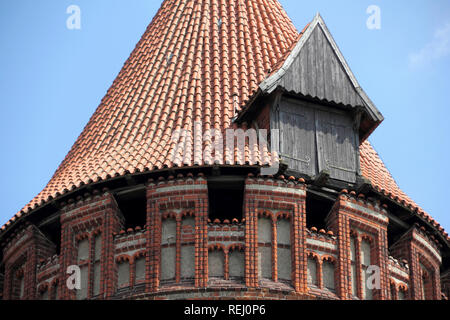 Le merlature e tetto conico della prigione nella torre di Tangermünde in Germania Foto Stock