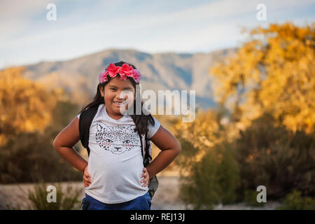 Un pre-teen studentessa indossando uno zaino durante una gita in California. Foto Stock