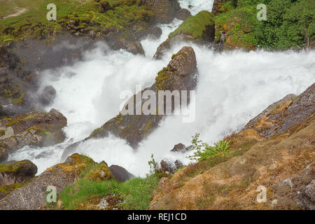 Guardando verso il basso dalla parte superiore della Kleivafossen sul percorso per il Briksdalsbreen Foto Stock