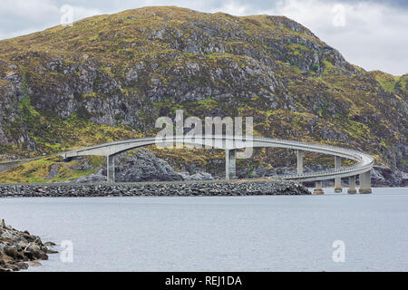 Ponte di collegamento Runde e Remoya due isolette di fronte alla costa norvegese Foto Stock