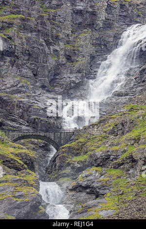 Il Stigfossen con bridge visto dalla sua base sulla Trollstigen Foto Stock