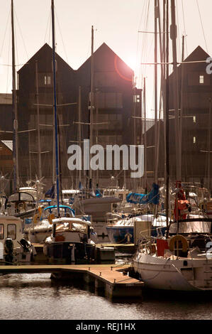 Barche ormeggiate nel camminare marina, Northumberland Foto Stock