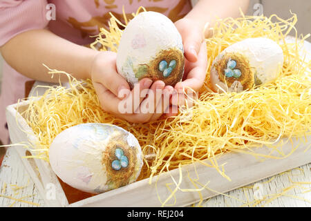 Baby mani tenendo le uova di pasqua Foto Stock