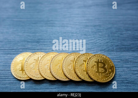 Cryptocurrency Golden bitcoin bitcoin, gettoni su sfondo di legno, bitcoin concetto di data mining Foto Stock