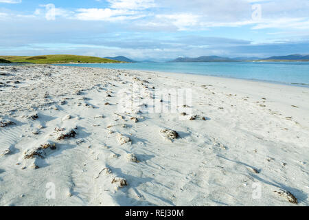 Spiaggia sabbiosa a Berneray ostello dopo una tempesta che guarda a Ensay e Harris, Isola di North Uist, Ebridi Esterne, Scotland, Regno Unito Foto Stock