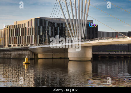 ITV della incoronazione Street centro di produzione e Media City passerella attraverso Manchester Ship Canal, MediaCityUK, Trafford Park, Greater Manchester, Regno Unito Foto Stock