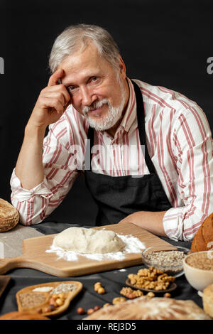 Anziani sorridenti chef professionale l'uomo. Isolato su sfondo nero Foto Stock