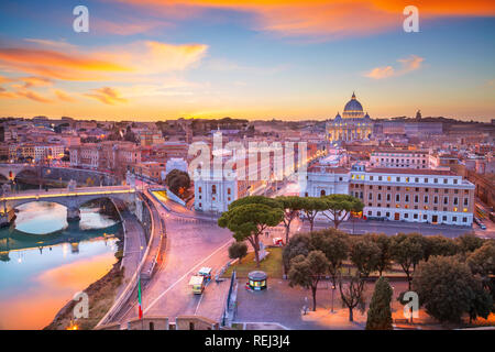 Roma, Città del Vaticano. Aerial cityscape immagine della Città del Vaticano con la Basilica di San Pietro, Roma, Italia durante il bellissimo tramonto.
