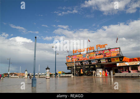 Britannia Pier, Great Yarmouth dopo improvvisa estate doccia a pioggia Foto Stock