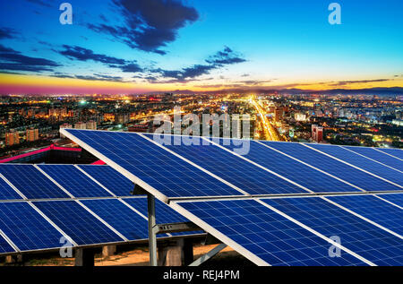 Fotovoltaico e urbana moderna scene notturne, Pechino, Cina. Foto Stock