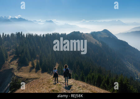 Il panorama sulle Alpi svizzere nell'Oberland bernese. Guarda il paesaggio dalla Augstmatthorn Foto Stock