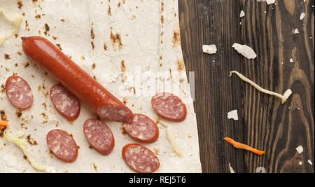 Ingredienti per la cottura burrito su un tavolo di legno Foto Stock