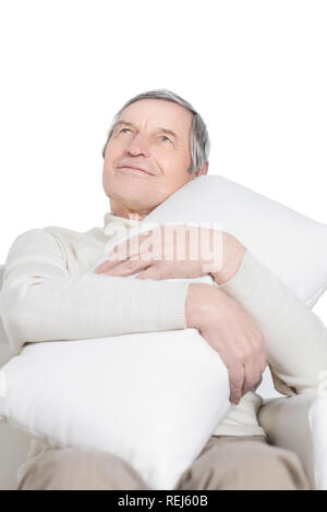 Uomo anziano con un comodo cuscino.isolato su bianco Foto Stock