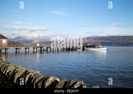 L'acqua taxi al molo di Luss sul Loch Lomond, Argyll, Scozia Foto Stock