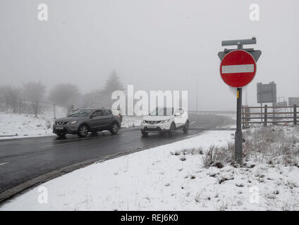 Presenza di neve e nebbia su Saddleworth Moor nel nord Inghilterra. Foto Stock