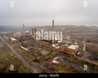 Vista aerea delle costruzioni abbandonate del Cwm ex miniera di carbone da coke e lavora a Beddau vicino a Pontypridd, Galles Foto Stock